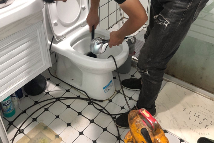 黎母山镇疏通下水道