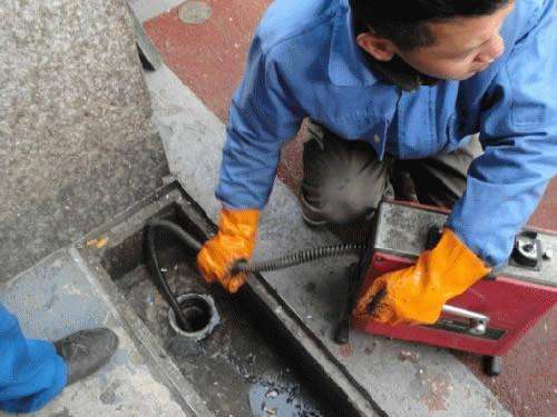 黎母山镇疏通下水道