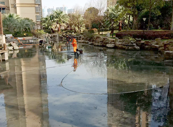 黎母山镇景观池淤泥清理