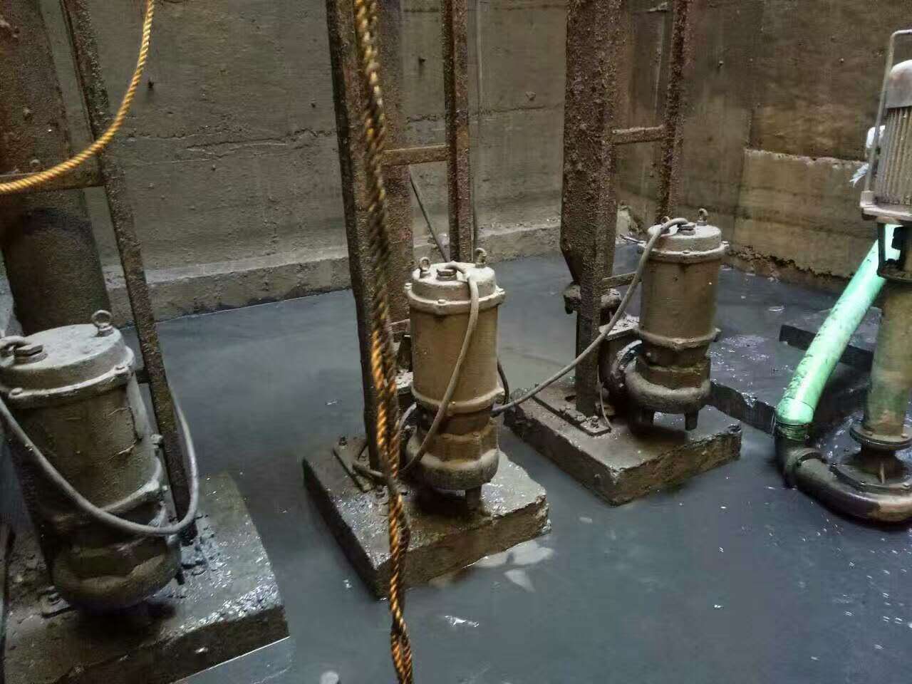 黎母山镇污水池清理