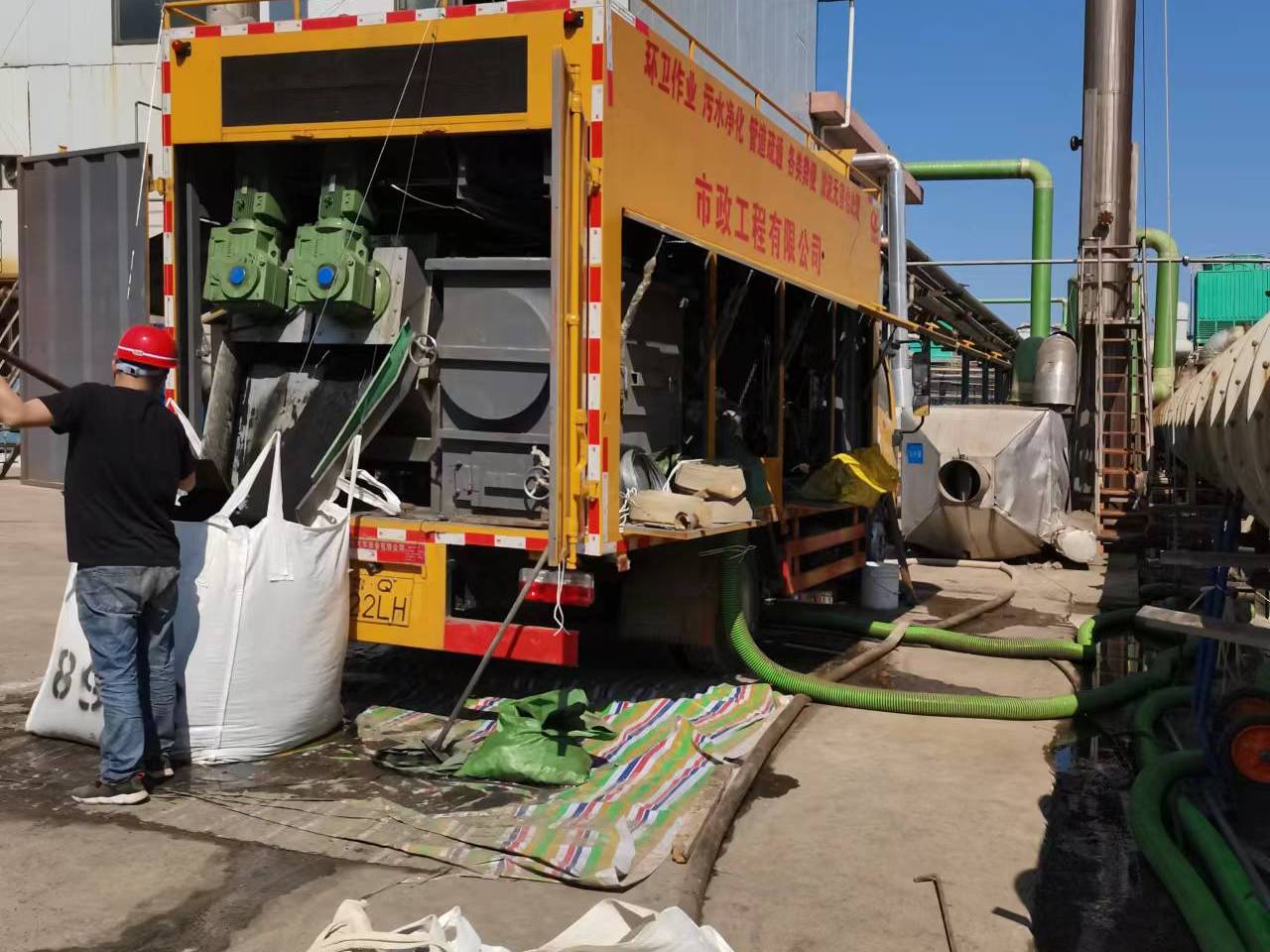 黎母山镇淤泥压干处理