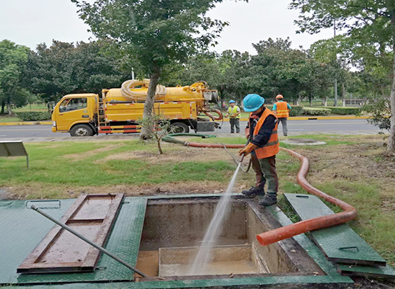 黎母山镇化油池清理
