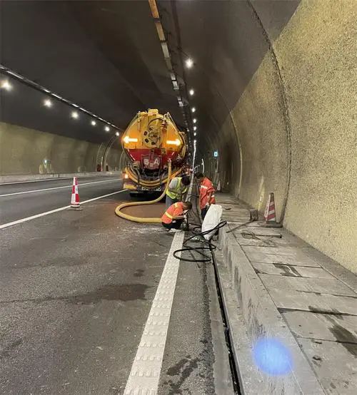 黎母山镇隧道排水渠清淤